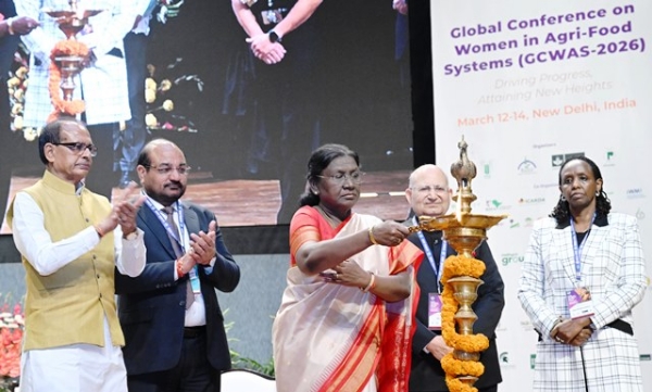 ਰਾਸ਼ਟਰਪਤੀ ਦ੍ਰੋਪਦੀ ਮੁਰਮੂ ਵੀਰਵਾਰ ਨੂੰ ਪੂਸਾ ਕੈਂਪਸ ਵਿਖੇ ਜੀਸੀਡਬਲਯੂਏਐਸ 2026 ਦੇ ਉਦਘਾਟਨੀ ਸੈਸ਼ਨ ਵਿੱਚ ਦੀਪ ਜਗਾਉਂਦੇ ਹੋਏ।