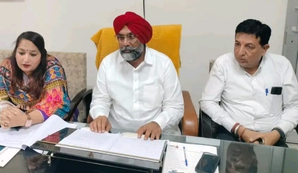 ਗੱਲਬਾਤ ਕਰਦੇ ਫਾਜ਼ਿਲਕਾ ਜ਼ਿਲ੍ਹਾ ਯੋਜਨਾ ਬੋਰਡ ਦੇ ਚੇਅਰਮੈਨ ਉਪਕਾਰ ਸਿੰਘ ਜਾਖੜ