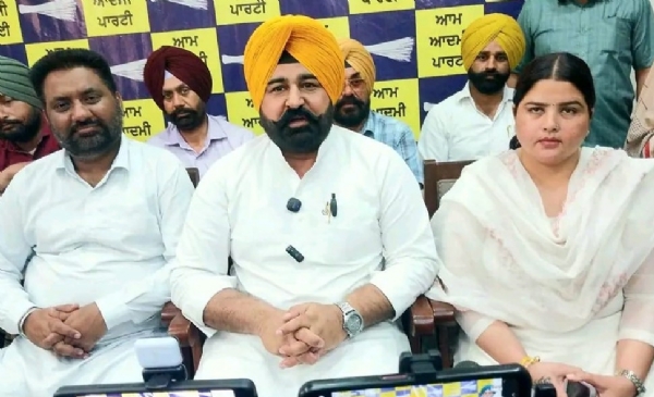 ਗੱਲਬਾਤ ਕਰਦੇ ਚੇਅਰਮੈਨ ਜ਼ਿਲ੍ਹਾ ਯੋਜਨਾ ਬੋਰਡ ਕੋਟਕਪੂਰਾ ਗੁਰਤੇਜ ਸਿੰਘ ਖੋਸਾ ਗੱਲਬਾਤ ਕਰਦੇ ਚੇਅਰਮੈਨ ਜ਼ਿਲ੍ਹਾ ਯੋਜਨਾ ਬੋਰਡ ਕੋਟਕਪੂਰਾ ਗੁਰਤੇਜ ਸਿੰਘ ਖੋਸਾ