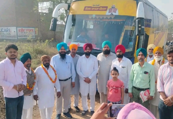 ਧਾਰਮਿਕ ਸਥਾਨਾਂ ਲਈ ਬੱਸ ਰਵਾਨਾ ਕਰਨ ਸਮੇਂ ਪਤਵੰਤੇ ਅਤੇ ਪਿੰਡ ਵਾਸੀ।