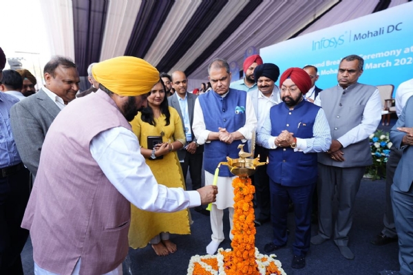 ਇਨਫੋਸਿਸ ਦੇ 286 ਕਰੋੜ ਰੁਪਏ ਦੇ ਲਾਗਤ ਵਾਲੇ ਕੈਂਪਸ ਦੇ ਨੀਂਹ ਪੱਥਰ ਸਮਾਗਮ ’ਚ ਮੁੱਖ ਮੰਤਰੀ ਭਗਵੰਤ ਮਾਨ ਅਤੇ ਹੋਰ ਪਤਵੰਤੇ