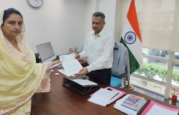 ਮਹਿਲਾ ਕਮਿਸ਼ਨ ਨੂੰ ਮੰਗ ਪੱਤਰ ਭੇਜਦੇ ਹੋਏ ਹਰਸਿਮਰਤ ਬਾਦਲ