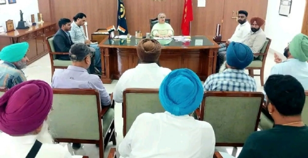 ਮੀਟਿੰਗ ਕਰਦੇ ਹੋਏ ਡੀ.ਸੀ. ਫਰੀਦਕੋਟ