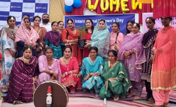 ਔਰਤਾਂ ਦਾ ਸਨਮਾਨ ਕਰਦੇ ਹੋਏ ਖੁਸ਼ਬੂ ਸਵਨਾ