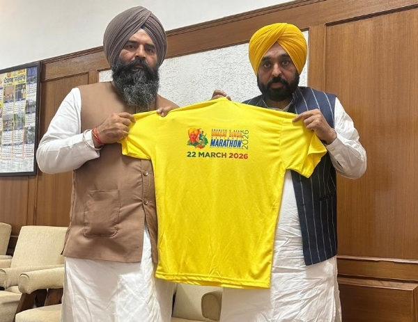 ਸ਼ਹੀਦ-ਏ-ਆਜ਼ਮ ਭਗਤ ਸਿੰਘ ਨੈਸ਼ਨਲ ਮੈਰਾਥਨ ਦੀ ਟੀ-ਸ਼ਰਟ ਜਾਰੀ ਕਰਦੇ ਮੁੱਖ ਮੰਤਰੀ ਭਗਵੰਤ ਮਾਨ ਅਤੇ ਡਿਪਟੀ ਸਪੀਕਰ ਜੈ ਕ੍ਰਿਸ਼ਨ ਸਿੰਘ ਰੋੜੀ