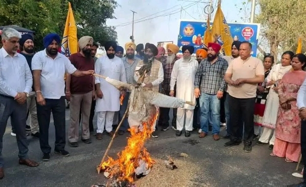 ਪੁਤਲਾ ਫੂਕਦੇ ਹੋਏ ਅਕਾਲੀ ਦੇ ਅਹੁਦੇਦਾਰ ਅਤੇ ਵਰਕਰ