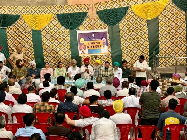 ਮੀਟਿੰਗ ਦੌਰਾਨ ਵਿਭਾਗਾਂ ਦੇ ਅਧਿਕਾਰੀ, ਵਪਾਰੀ ਤੇ ਦੁਕਾਨਦਾਰ