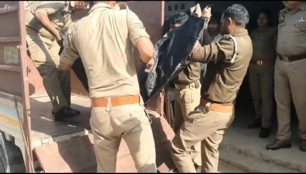 ਲਾਸ਼ ਨੂੰ ਪੋਸਟਮਾਰਟਮ ਲਈ ਲਿਜਾਂਦੇ ਸਮੇਂ ਪੁਲਿਸ