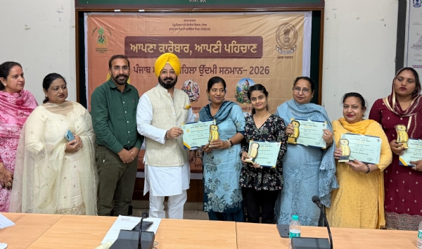 ਮਹਿਲਾਵਾਂ ਦਾ ਸਨਮਾਨ ਕਰਦੇ ਹੋਏ ਵਿਧਾਇਕ ਕੋਹਲੀ