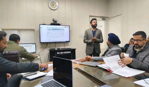 ਮੀਟਿੰਗ ਕਰਦੇ ਅਧਿਕਾਰੀ ਅਤੇ ਕਰਮਚਾਰੀ