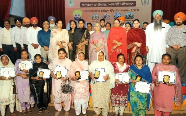 ਮਹਿਲਾਵਾਂ ਦਾ ਸਨਮਾਨ ਕਰਦੇ ਹੋਏ ਡਿਪਟੀ ਕਮਿਸ਼ਨਰ ਪੂਨਮਦੀਪ ਕੌਰ ਅਤੇ ਹੋਰ ਅਧਿਕਾਰੀ