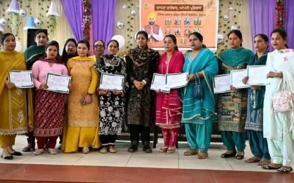 ਸਮਾਗਮ ਦੌਰਾਨ ਔਰਤਾਂ ਦਾ ਸਨਮਾਨ ਕਰਦੇ ਡਿਪਟੀ ਕਮਿਸ਼ਨਰ ਆਸ਼ਿਕਾ ਜੈਨ