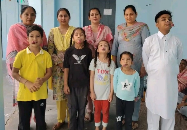 ਖੇਡ ਮੁਕਾਬਲੇ ਸਮੇਂ ਆਂਗਣਵਾੜੀ ਬੱਚਿਆਂ ਨਾਲ ਕਰਮਚਾਰੀ