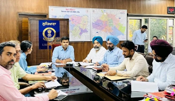 ਅਧਿਕਾਰੀਆਂ ਨਾਲ ਮੀਟਿੰਗ ਕਰਦੇ ਡਿਪਟੀ ਕਮਿਸ਼ਨਰ ਹਿਮਾਂਸ਼ੂ ਜੈਨ