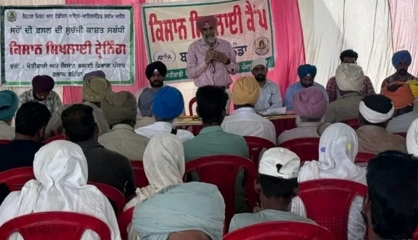 ਕਿਸਾਨ ਸਿਖਲਾਈ ਕੈਂਪ ਦੌਰਾਨ ਵਿਭਾਗ ਦੇ ਕਰਮਚਾਰੀ ਅਤੇ ਕਿਸਾਨ