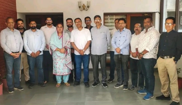 ਪੰਜਾਬ ਵਿਧਾਨ ਸਭਾ ਦਾ ਸੈਸ਼ਨ ਦੇਖਣ ਉਪਰੰਤ ਕੋਟਕਪੂਰਾ ਡਿਸਟ੍ਰੀਬਿਊਟਰਜ਼ ਐਸੋਸੀਏਸ਼ਨ ਦੇ ਮੈਂਬਰ।