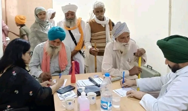 ਬਠਿੰਡਾ ਦੇ ਮਹਿਰਾਜ ਵਿੱਚ ਬਜ਼ੁਰਗਾਂ ਲਈ ਮੁਫ਼ਤ ਸਿਹਤ ਜਾਂਚ ਅਤੇ ਜਾਗਰੂਕਤਾ ਕੈਂਪ ਦਾ ਦ੍ਰਿਸ਼