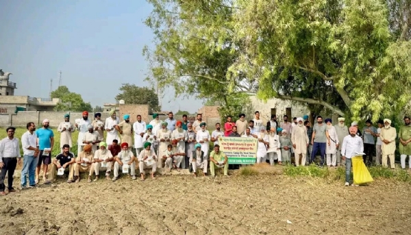 ਜਾਗਰੂਕਤਾ ਕੈਂਪ ਦੌਰਾਨ ਵਿਭਾਗ ਦੇ ਕਰਮਚਾਰੀ ਅਤੇ ਕਿਸਾਨ