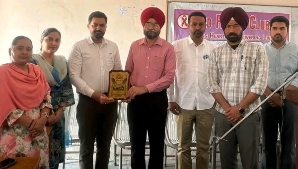 ਵਿਦਿਆਰਥੀਆਂ ਨੂੰ ਸਨਮਾਨਿਤ ਕਰਦੇ ਪ੍ਰਬੰਧਕ