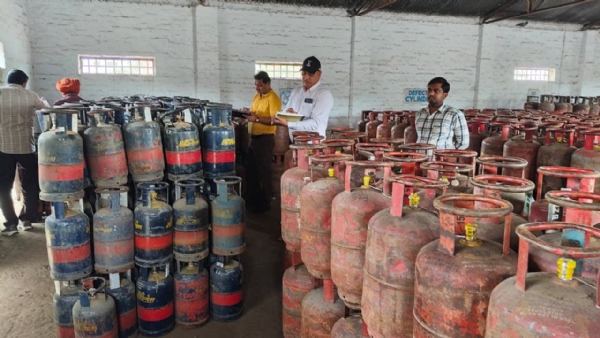 ਫੂਡ ਸਪਲਾਈ ਵਿਭਾਗ ਵੱਲੋਂ ਪਟਿਆਲਾ ਜ਼ਿਲ੍ਹੇ ਵਿੱਚ ਗੈਸ ਏਜੰਸੀਆਂ ‘ਤੇ ਕੀਤੀ ਜਾ ਰਹੀ ਛਾਪੇਮਾਰੀ ਦੀਆਂ ਤਸਵੀਰਾਂ। ਫੂਡ ਸਪਲਾਈ ਵਿਭਾਗ ਵੱਲੋਂ ਪਟਿਆਲਾ ਜ਼ਿਲ੍ਹੇ ਵਿੱਚ ਗੈਸ ਏਜੰਸੀਆਂ ‘ਤੇ ਕੀਤੀ ਜਾ ਰਹੀ ਛਾਪੇਮਾਰੀ ਦੀਆਂ ਤਸਵੀਰਾਂ।