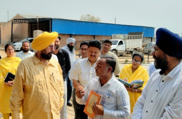 ਸਰਕਾਰੀ ਗਊਸ਼ਾਲਾ ਦਾ ਦੌਰਾ ਕਰਨ ਸਮੇਂ ਵਧੀਕ ਡਿਪਟੀ ਕਮਿਸ਼ਨਰ ਫਾਜ਼ਿਲਕਾ