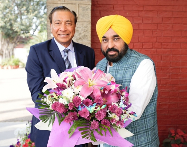 ਉਦਯੋਗ ਜਗਤ ਦੇ ਦਿੱਗਜ਼ ਨਾਲ ਮੁਲਾਕਾਤ ਕਰਦੇ ਮੁੱਖ ਮੰਤਰੀ ਭਗਵੰਤ ਮਾਨ ਉਦਯੋਗ ਜਗਤ ਦੇ ਦਿੱਗਜ਼ ਨਾਲ ਮੁਲਾਕਾਤ ਕਰਦੇ ਮੁੱਖ ਮੰਤਰੀ ਭਗਵੰਤ ਮਾਨ