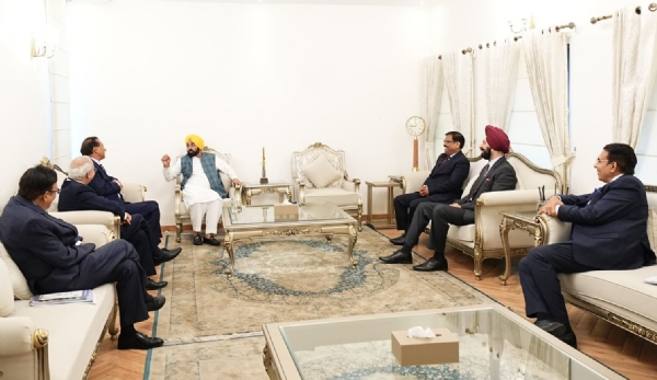 ਉਦਯੋਗ ਜਗਤ ਦੇ ਦਿੱਗਜ਼ ਨਾਲ ਮੁਲਾਕਾਤ ਕਰਦੇ ਮੁੱਖ ਮੰਤਰੀ ਭਗਵੰਤ ਮਾਨ ਉਦਯੋਗ ਜਗਤ ਦੇ ਦਿੱਗਜ਼ ਨਾਲ ਮੁਲਾਕਾਤ ਕਰਦੇ ਮੁੱਖ ਮੰਤਰੀ ਭਗਵੰਤ ਮਾਨ