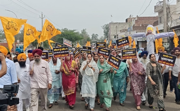 ਸਰਕਾਰ ਦੀਆਂ ਨੀਤੀਆਂ ਅਤੇ ਬਿਆਨਬਾਜ਼ੀ ਖਿਲਾਫ਼ ਵਿਰੋਧ ਪ੍ਰਦਰਸ਼ਨ ਕਰਦੇ ਹੋਏ ਪਰਮਿੰਦਰ ਕੌਰ ਝਿੰਜਰ ਅਤੇ ਹੋਰ ਔਰਤਾਂ