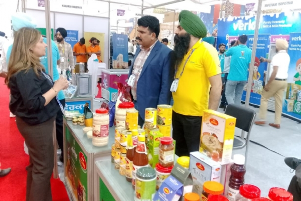 ਨਿਵੇਸ਼ ਸੰਮੇਲਨ ਦੌਰਾਨ ਮਾਰਕਫੈੱਡ ਦੇ ਉਤਪਾਦ ਖਰੀਦਦੇ ਹੋਏ ਲੋਕ।