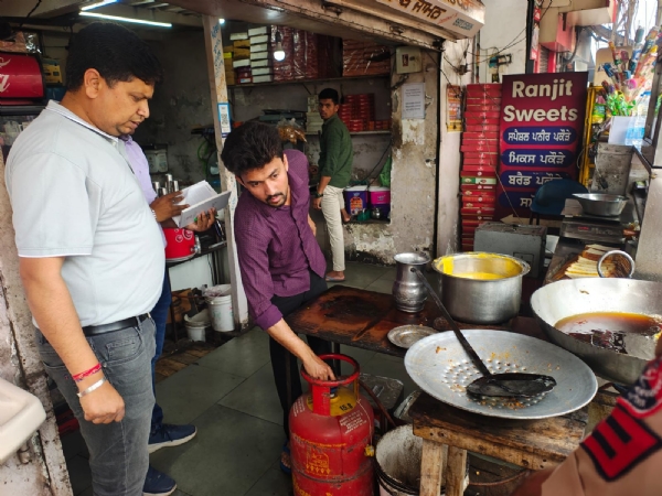 ਫੂਡ ਸਪਲਾਈ ਵਿਭਾਗ ਵੱਲੋਂ ਪਟਿਆਲਾ ਜ਼ਿਲ੍ਹੇ ਵਿੱਚ ਗੈਸ ਏਜੰਸੀਆਂ ‘ਤੇ ਕੀਤੀ ਜਾ ਰਹੀ ਛਾਪੇਮਾਰੀ ਦੀਆਂ ਤਸਵੀਰਾਂ। ਫੂਡ ਸਪਲਾਈ ਵਿਭਾਗ ਵੱਲੋਂ ਪਟਿਆਲਾ ਜ਼ਿਲ੍ਹੇ ਵਿੱਚ ਗੈਸ ਏਜੰਸੀਆਂ ‘ਤੇ ਕੀਤੀ ਜਾ ਰਹੀ ਛਾਪੇਮਾਰੀ ਦੀਆਂ ਤਸਵੀਰਾਂ।