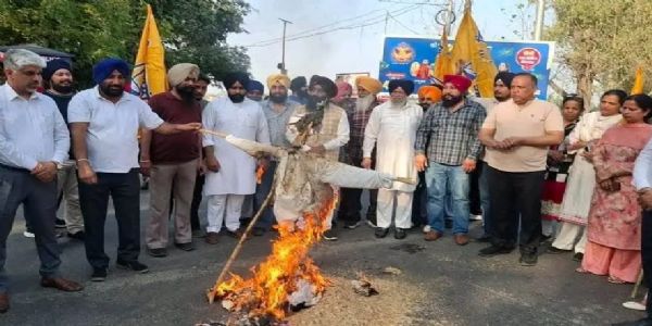 ਸ਼੍ਰੋਮਣੀ ਅਕਾਲੀ ਦਲ ਯੂਥ ਅਤੇ ਮਹਿਲਾ ਵਿੰਗ ਨੇ ਫੂਕਿਆ ਮੁੱਖ ਮੰਤਰੀ ਦਾ ਪੁਤਲਾ