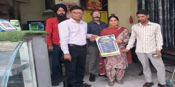 ਫੂਡ ਸੇਫਟੀ ਵੈਨ ਰਾਹੀਂ ਚਲਾਈ ਜਾ ਰਹੀ ਜਾਗਰੂਕਤਾ ਮੁਹਿੰਮ, ਲਿਟਰੇਚਰ ਵੀ ਵੰਡਿਆ