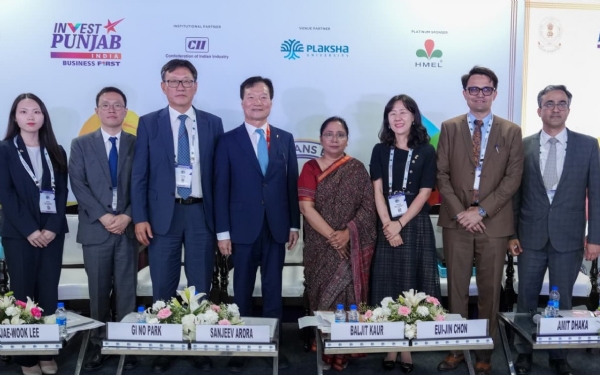 ਪ੍ਰਗਤੀਸ਼ੀਲ ਪੰਜਾਬ ਨਿਵੇਸ਼ਕ ਸੰਮੇਲਨ 2026 ਦੋਰਾਨ ਕੋਰੀਆਈ ਨੁਮਾਇੰਦਿਆਂ ਦੇ ਨਾਲ ਮੰਤਰੀ ਬਲਜੀਤ ਕੌਰ ਪ੍ਰਗਤੀਸ਼ੀਲ ਪੰਜਾਬ ਨਿਵੇਸ਼ਕ ਸੰਮੇਲਨ 2026 ਦੋਰਾਨ ਕੋਰੀਆਈ ਨੁਮਾਇੰਦਿਆਂ ਦੇ ਨਾਲ ਮੰਤਰੀ ਬਲਜੀਤ ਕੌਰ
