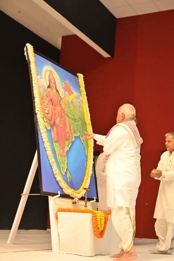 ਭਾਰਤ ਮਾਤਾ ਦੀ ਪੂਜਾ ਕਰਦੇ ਹੋਏ ਸਰਸੰਘਚਾਲਕ ਮੋਹਨ ਭਾਗਵਤ ਅਤੇ ਸਰਕਾਰਿਆਵਾਹ ਦੱਤਾਤ੍ਰੇਯ ਹੋਸਬਲੇ। ਭਾਰਤ ਮਾਤਾ ਦੀ ਪੂਜਾ ਕਰਦੇ ਹੋਏ ਸਰਸੰਘਚਾਲਕ ਮੋਹਨ ਭਾਗਵਤ ਅਤੇ ਸਰਕਾਰਿਆਵਾਹ ਦੱਤਾਤ੍ਰੇਯ ਹੋਸਬਲੇ।