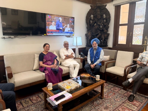 ਕੇਂਦਰੀ ਮੰਤਰੀ ਅੰਨਪੂਰਨਾ ਦੇਵੀ, ਗਜੇਂਦਰ ਸਿੰਘ ਸ਼ੇਖਾਵਤ ਨੇ ਹਰਦੀਪ ਸਿੰਘ ਪੁਰੀ ਨਾਲ ਮੁਲਾਕਾਤ ਕੀਤੀ