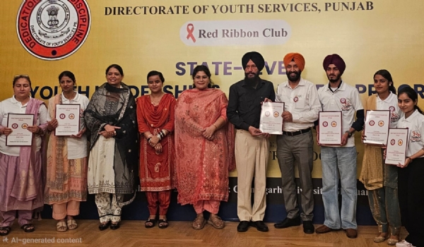 ਚੰਡੀਗੜ੍ਹ ਵਿਖੇ ਹੋਏ ਰਾਜ ਪੱਧਰੀ ਸਮਾਗਮ ਦੌਰਾਨ ਬੈਸਟ ਪ੍ਰੋਗਰਾਮ ਅਫਸਰ ਵਜੋਂ ਸਨਮਾਨ ਕਰਦੇ ਹੋਏ ਯੁਵਕ ਸੇਵਾਵਾਂ ਵਿਭਾਗ ਦੇ ਡਿਪਟੀ ਡਾਇਰੈਕਟ ਕੁਲਵਿੰਦਰ ਸਿੰਘ ਅਤੇ ਹੋਰ