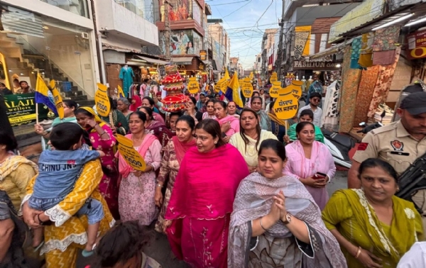 ਰਾਜਪੁਰਾ ਵਿੱਚ ਜਾਗੋ ਕੱਢਦੀਆਂ ਮਹਿਲਾਵਾਂ ਰਾਜਪੁਰਾ ਵਿੱਚ ਜਾਗੋ ਕੱਢਦੀਆਂ ਮਹਿਲਾਵਾਂ