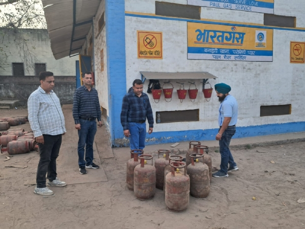 ਜਲੰਧਰ ਪ੍ਰਸਾਸ਼ਨ ਚੌਕਸ ; ਗੈਸ ਸਿਲੰਡਰਾਂ ਦੀ ਜਮ੍ਹਾਖੋਰੀ ਰੋਕਣ ਲਈ ਵਿਸ਼ੇਸ਼ ਟੀਮਾਂ ਵਲੋਂ ਚੈਕਿੰਗ