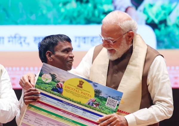 ਗੁਹਾਟੀ: ਪ੍ਰਧਾਨ ਮੰਤਰੀ ਨਰਿੰਦਰ ਮੋਦੀ ਸ਼ੁੱਕਰਵਾਰ ਨੂੰ ਗੁਹਾਟੀ ਵਿੱਚ ਸਮਾਗਮ ’ਚ ਚਾਹ ਕਬੀਲੇ ਦੇ ਵਿਅਕਤੀ ਨੂੰ ਜ਼ਮੀਨ ਦਾ ਪੱਟਾ ਭੇਟ ਕਰਦੇ ਹੋਏ।