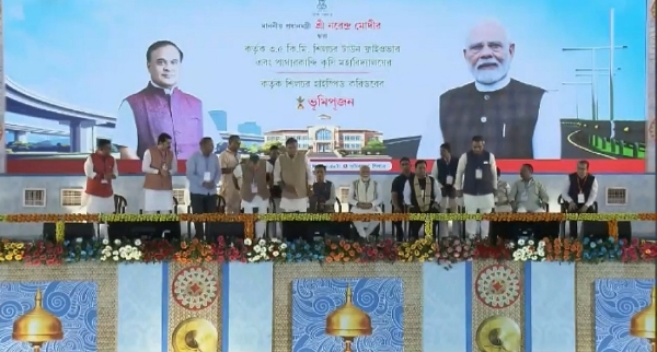 ਅਸਾਮ: ਪ੍ਰਧਾਨ ਮੰਤਰੀ ਨਰਿੰਦਰ ਮੋਦੀ ਨੇ ਸਿਲਚਰ ਵਿੱਚ 23,550 ਕਰੋੜ ਰੁਪਏ ਦੇ ਤਿੰਨ ਪ੍ਰੋਜੈਕਟਾਂ ਦਾ ਨੀਂਹ ਪੱਥਰ ਰੱਖਿਆ।