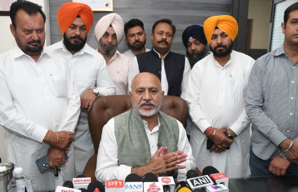 ਗੱਲਬਾਤ ਕਰਦੇ ਹੋਏ ਆਪ ਪੰਜਾਬ ਦੇ ਜਨਰਲ ਸਕੱਤਰ ਤੇ ਸੂਬਾ ਮੀਡੀਆ ਮੁਖੀ ਬਲਤੇਜ ਪੰਨੂ