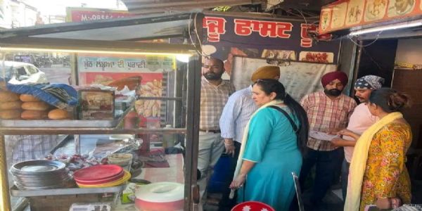 ਫੂਡ ਸੇਫਟੀ ਵਿੰਗ ਦੀ ਸਾਂਝੀ ਟੀਮ ਵੱਲੋਂ ਸਟ੍ਰੀਟ ਫੂਡ ਵਿਕਰੇਤਾਵਾਂ ਦੀ ਚੈਕਿੰਗ