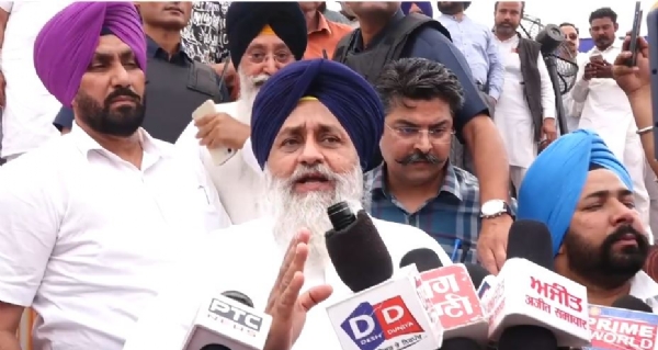 ਗੱਲਬਾਤ ਕਰਦੇ ਹੋਏ ਸੁਖਬੀਰ ਸਿੰਘ ਬਾਦਲ