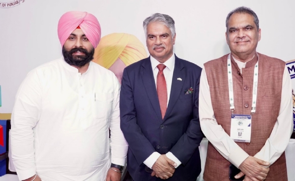 ਸਮਾਗਮ ’ਚ ਉਦਯੋਗ ਜਗਤ ਦੇ ਦਿੱਗਜ਼ ਨਾਲ ਕੈਬਨਿਟ ਮੰਤਰੀ ਸੰਜੀਵ ਅਰੋੜਾ, ਹਰਜੋਤ ਸਿੰਘ ਬੈਂਸ