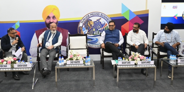 ਨਿਵੇਸ਼ ਸੰਮੇਲਨ ਦੌਰਾਨ ਆਯੋਜਿਤ ਨਵੀਂ ਅਤੇ ਨਵਿਆਉਣਯੋਗ ਊਰਜਾ ਸਰੋਤਾਂ ਸਬੰਧੀ ਸੈਸ਼ਨ ਦੌਰਾਨ ਪਤਵੰਤੇ।