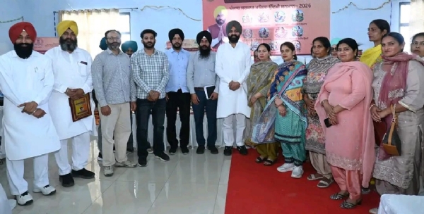ਜ਼ਿਲ੍ਹਾ ਪੱਧਰੀ ਸਮਾਗਮ ਦੌਰਾਨ ਉੱਦਮੀ ਮਹਿਲਾਵਾਂ ਨੂੰ ਸਨਮਾਨਿਤ ਕਰਦੇ ਹੋਏ ਕੈਬਨਿਟ ਮੰਤਰੀ ਲਾਲਜੀਤ ਸਿੰਘ ਭੁੱਲਰ। ਜ਼ਿਲ੍ਹਾ ਪੱਧਰੀ ਸਮਾਗਮ ਦੌਰਾਨ ਉੱਦਮੀ ਮਹਿਲਾਵਾਂ ਨੂੰ ਸਨਮਾਨਿਤ ਕਰਦੇ ਹੋਏ ਕੈਬਨਿਟ ਮੰਤਰੀ ਲਾਲਜੀਤ ਸਿੰਘ ਭੁੱਲਰ।