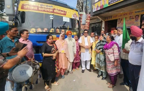 ਸ਼ਰਧਾਲੂਆਂ ਦੀ ਬੱਸ ਰਵਾਨਾ ਕਰਦੇ ਹੋਏ ਵਿਧਾਇਕ ਚੌਧਰੀ ਮਦਨ ਲਾਲ ਬੱਗਾ