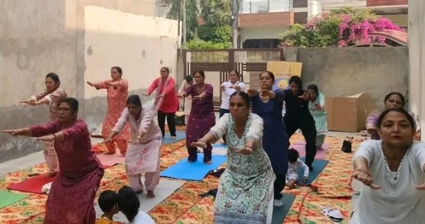 ਸੀ.ਐਮ. ਦੀ ਯੋਗਸ਼ਾਲਾ ’ਚ ਯੋਗਾ ਕਰਦੀਆਂ ਮਹਿਲਾਵਾਂ