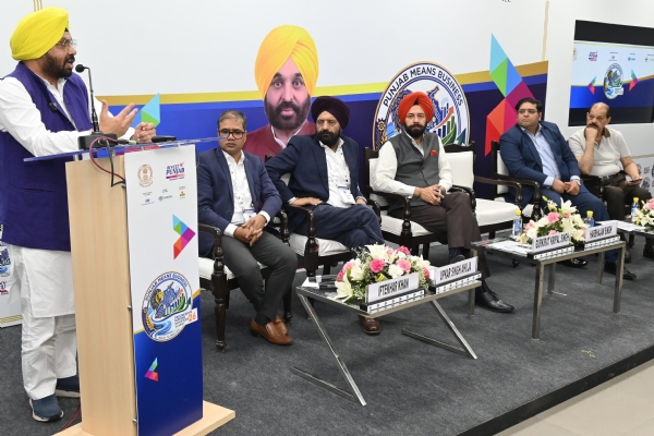 ਸੰਬੋਧਲ ਕਰਦੇ ਹੋਏ ਲੋਕ ਨਿਰਮਾਣ ਮੰਤਰੀ ਹਰਭਜਨ ਸਿੰਘ ਈ. ਟੀ. ਓ.