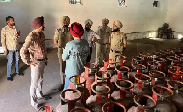 ਏਜੰਸੀ ’ਚ ਚੈਕਿੰਗ ਕਰਦੇ ਖੁਰਾਕ ਸਪਲਾਈ ਅਤੇ ਪੁਲਿਸ ਵਿਭਾਗ ਦੇ ਕਰਮਚਾਰੀ